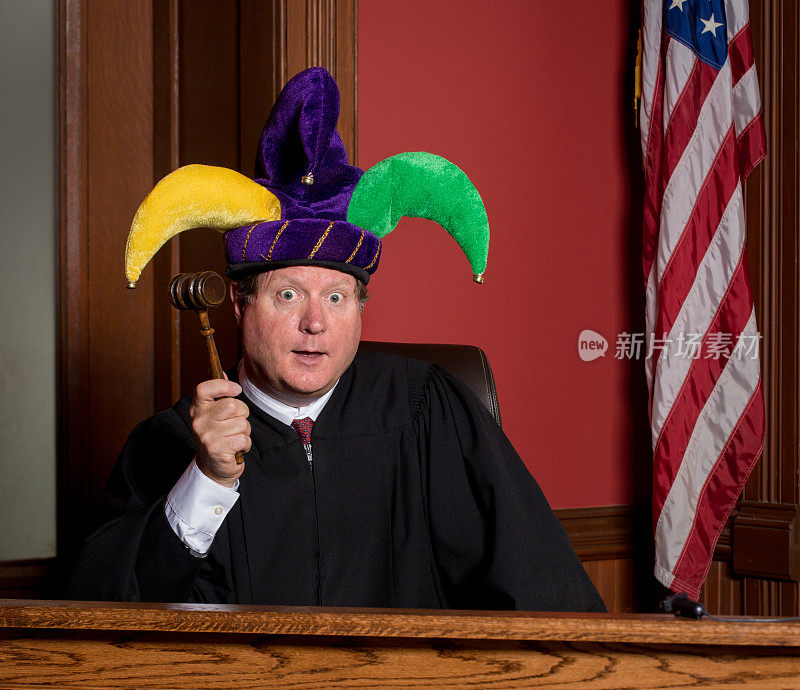 戴着小丑帽和木槌的法官