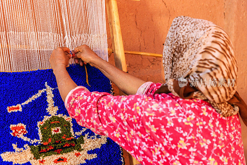 在摩洛哥瓦尔扎扎特编织纺织品的柏柏尔妇女