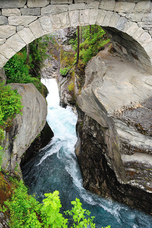 瀑布“古德布兰德juvet”在挪威斯堪的纳维亚半岛