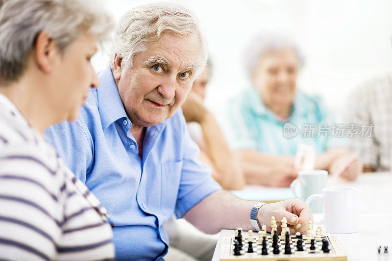 老年人下棋。
