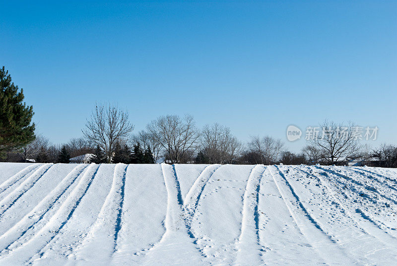 雪地上的车轮痕迹