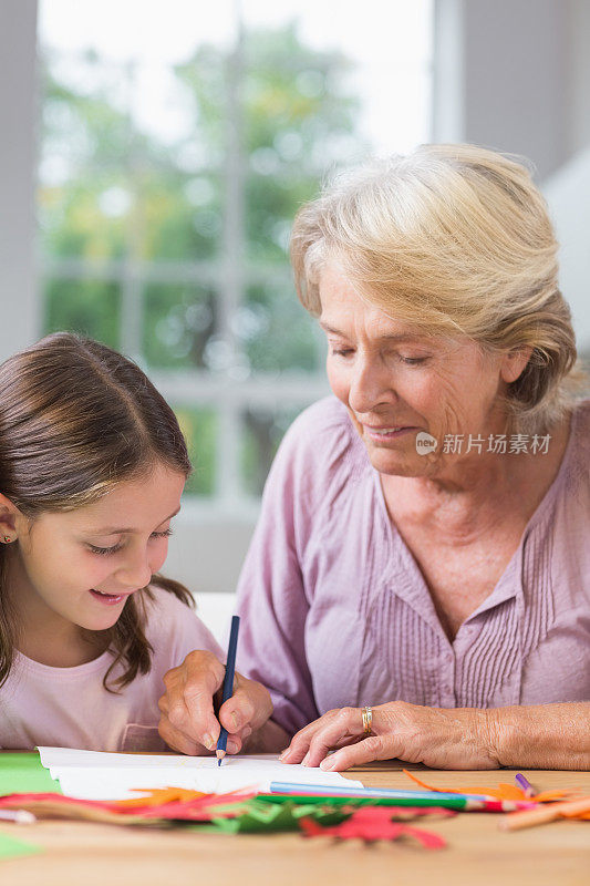 孙女和奶奶一起画画