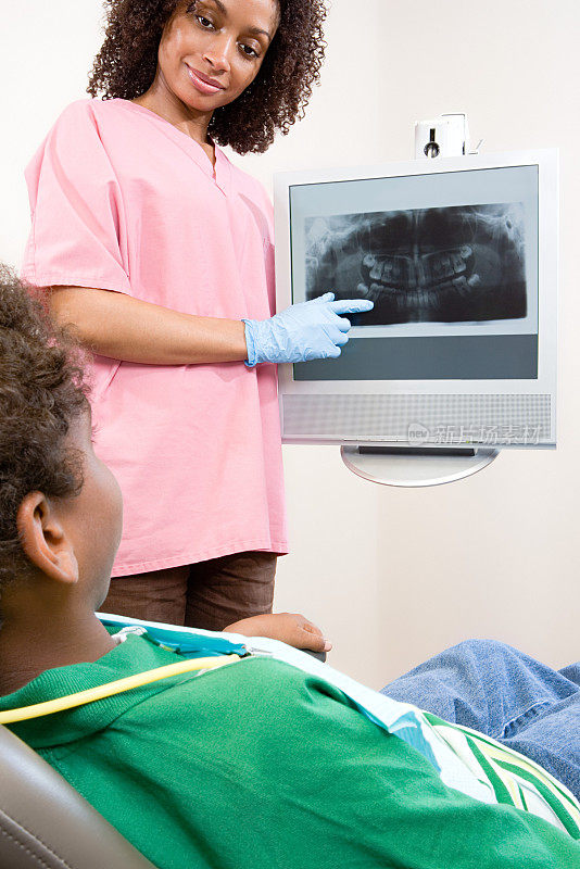 牙科护士给病人照x光片