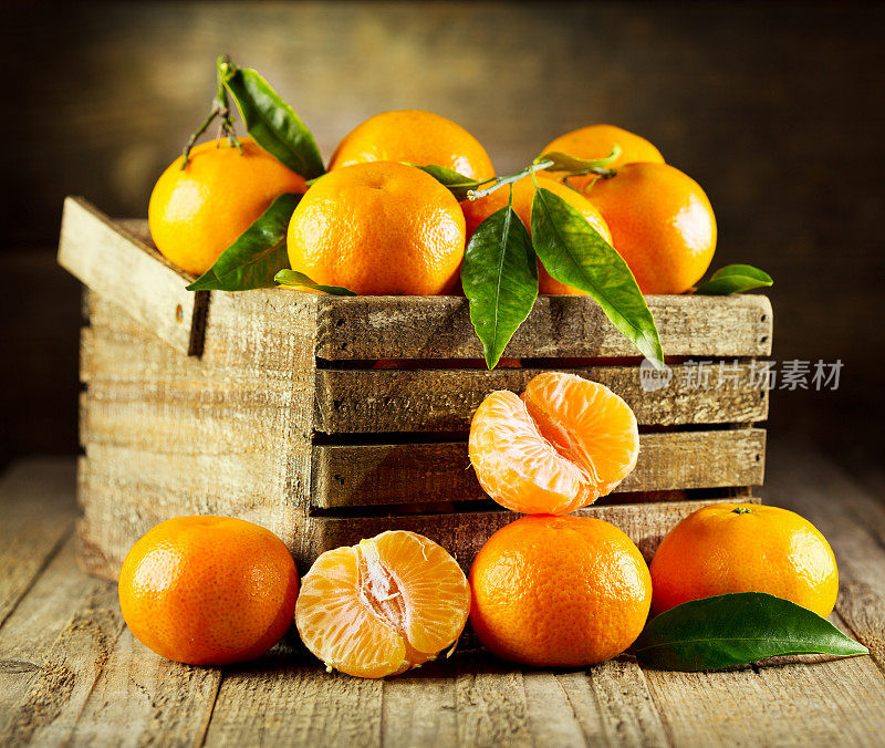 带叶子的新鲜橘子