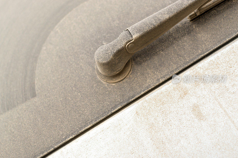 灰尘覆盖的汽车挡风玻璃刮水器