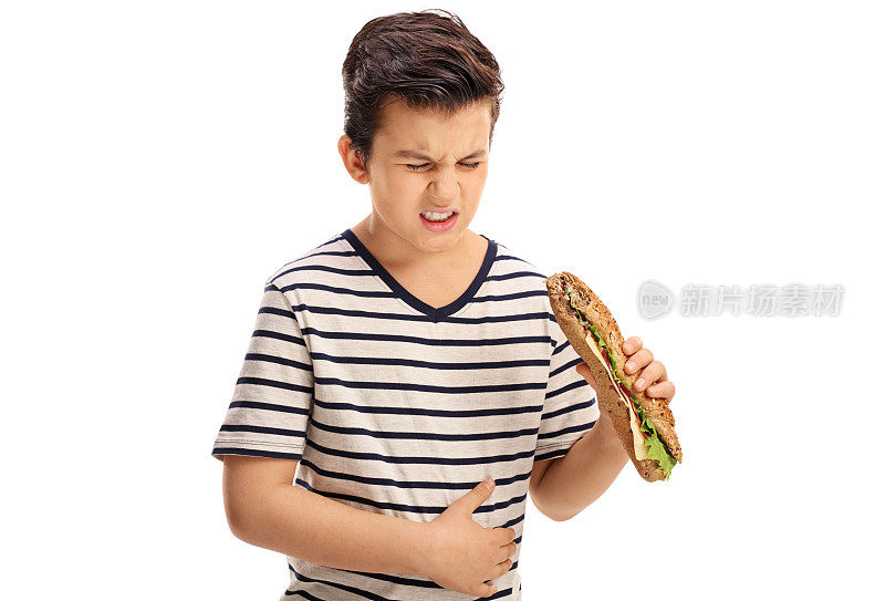 小男孩吃着三明治，肚子疼