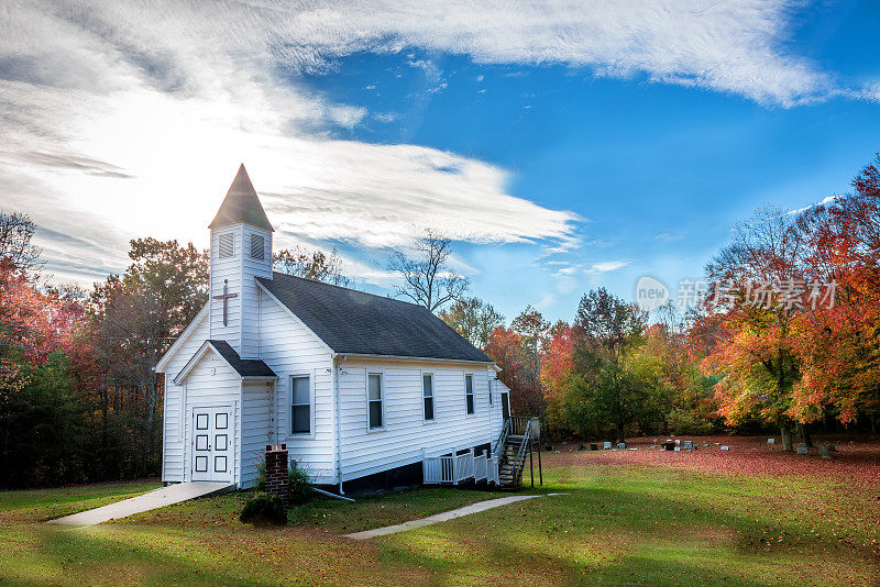 秋天乡间的小木制教堂