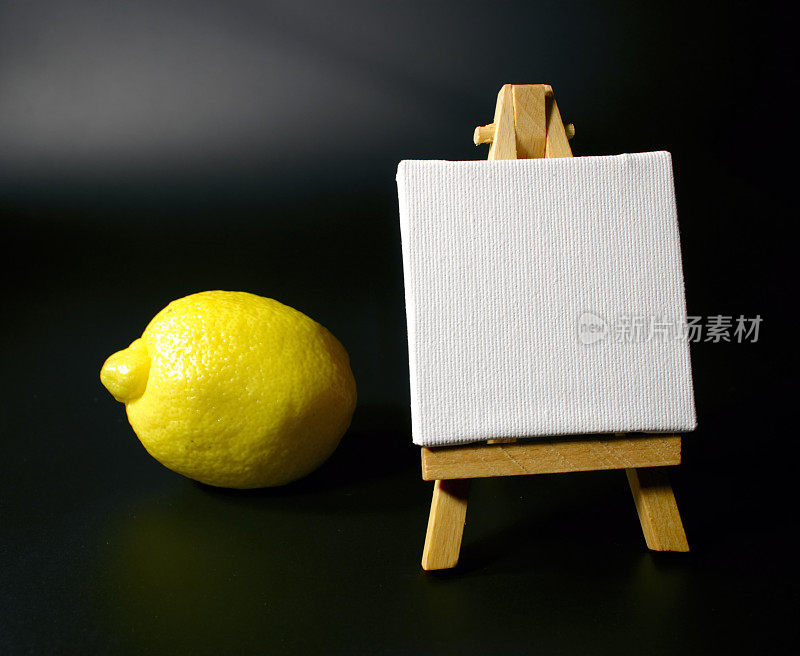 画架、帆布和柠檬