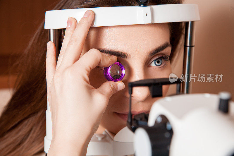 女病人在眼科诊所做眼科检查