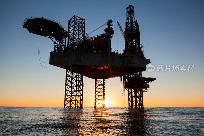 一个近海石油钻井平台的剪影