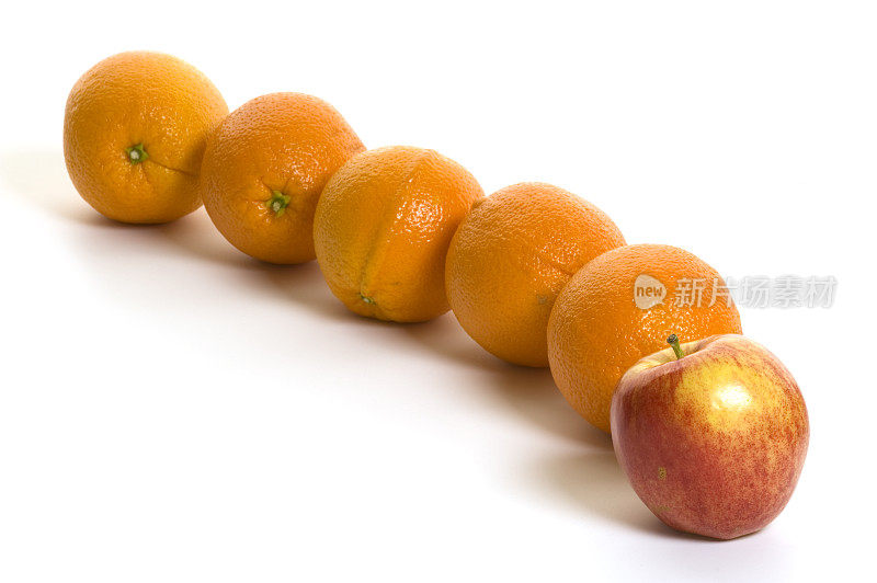 五个橘子和一个苹果，与众不同