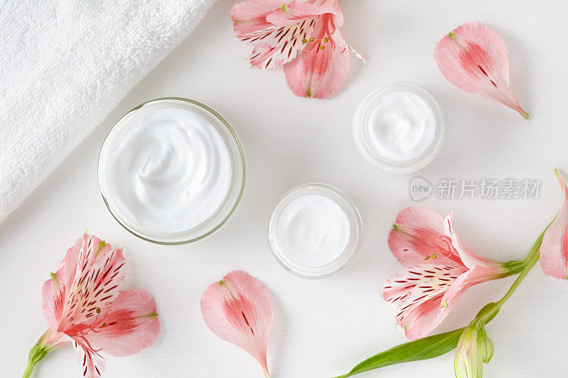 草本水疗美容霜与粉红色的花卫生护肤乳液