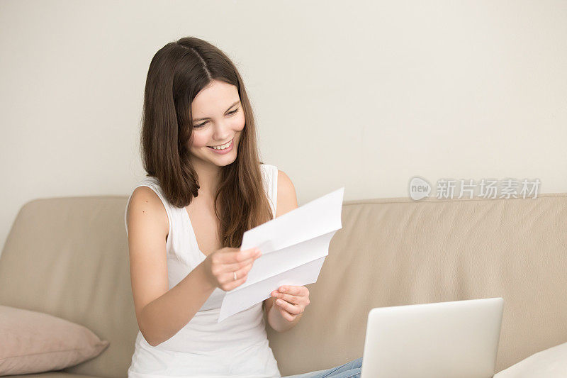 快乐的女人读着喜讯的信