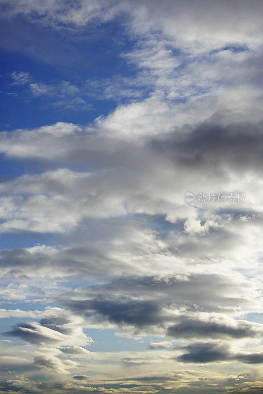 蓝色的天空上飘浮着松软的云朵