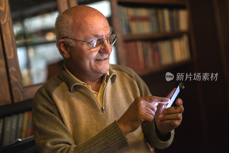 快乐的老男人用手机发短信。