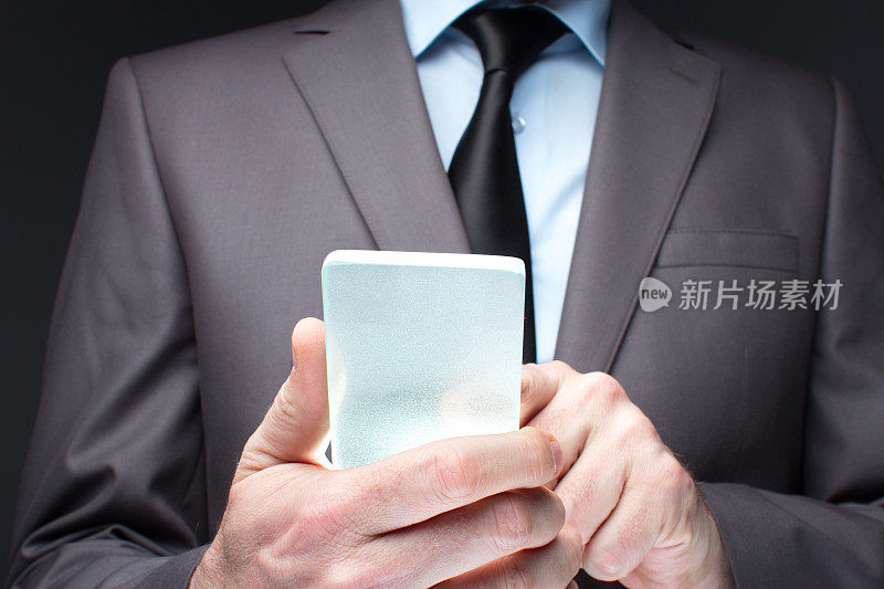 商人的手触摸到未来的智能手机玻璃空