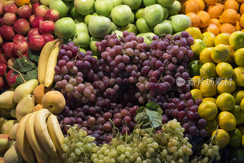 土耳其伊兹密尔市场上的新鲜水果