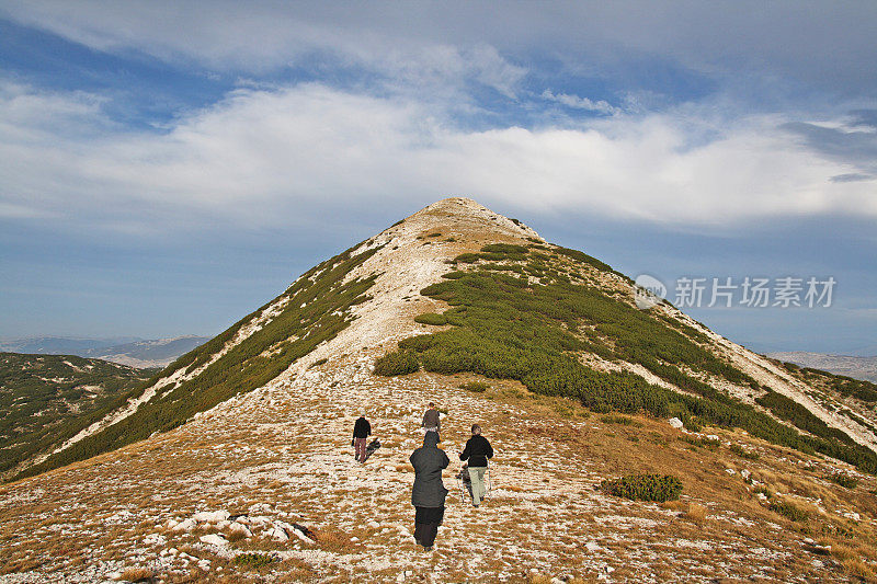 徒步旅行者要去山顶