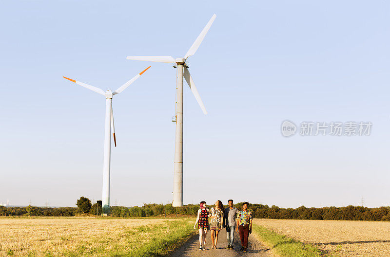 年轻人在夏天的户外友谊风力涡轮机
