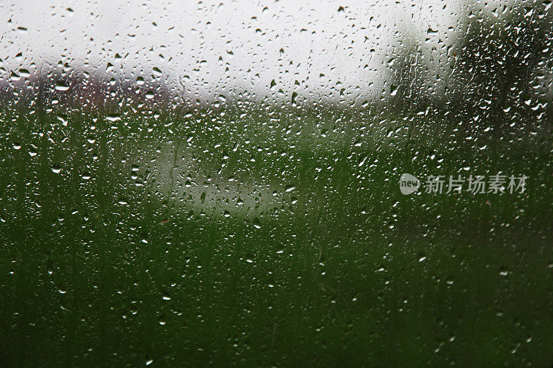 小雨打在窗口