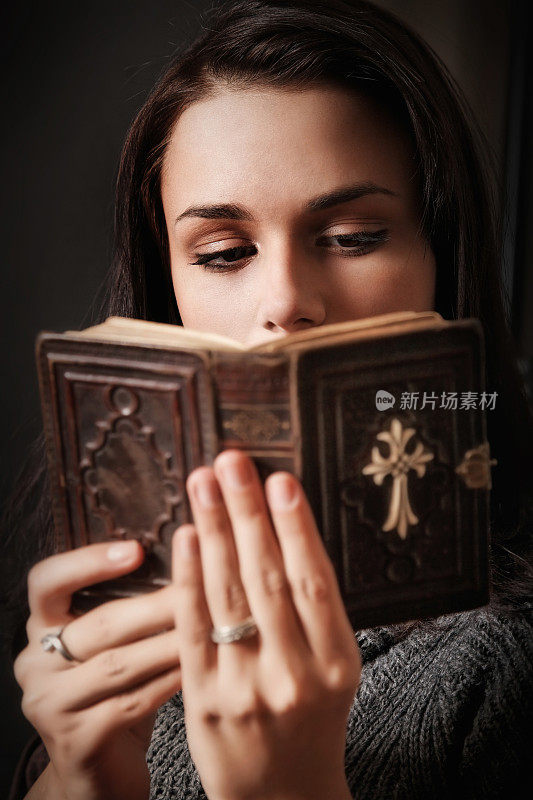 读圣经的女孩