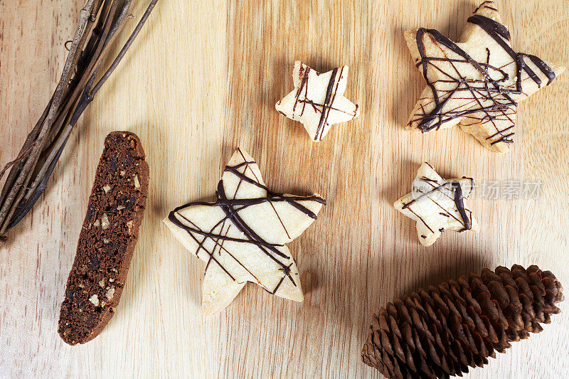 脆饼和星形饼干，用木头做圣诞装饰
