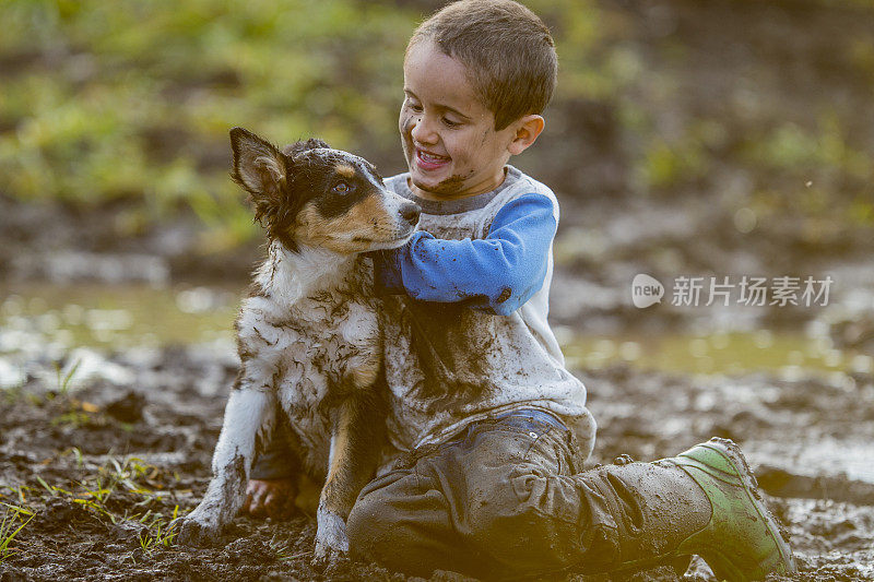 小男孩和他的小狗玩