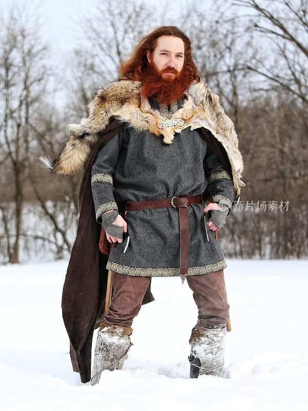 中世纪冬雪维京战士，真实服装，动物毛皮，斧头