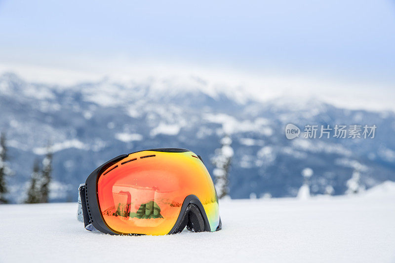 高山滑雪胜地的滑雪护目镜