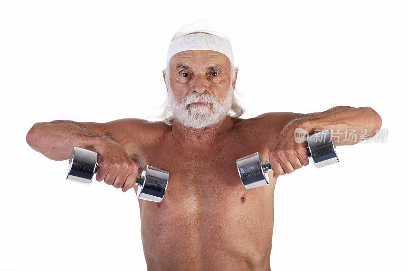 一个强壮的老人在练习举重。