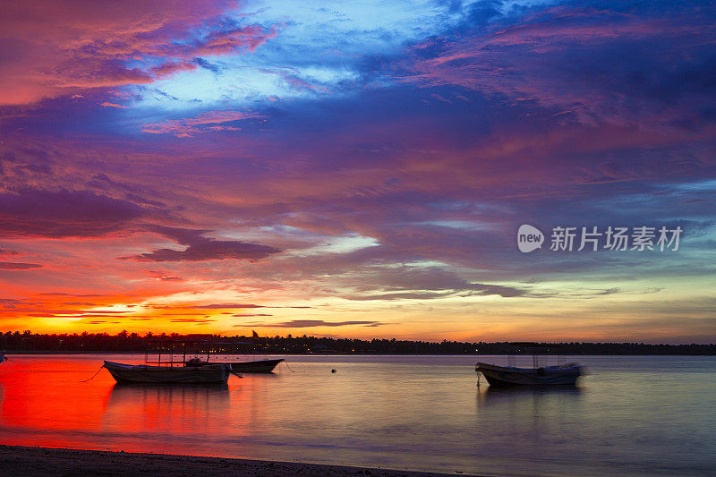 海滩日落与船在印度洋