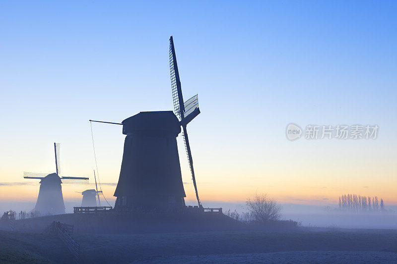 传统的荷兰风车在冬天的日出