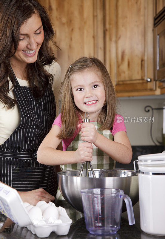 母亲和女儿在厨房烘焙
