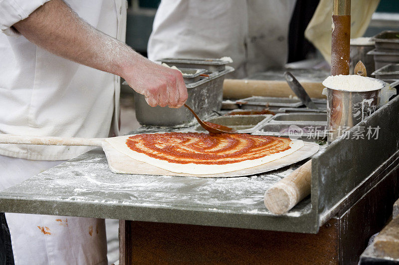 手工烤制的披萨