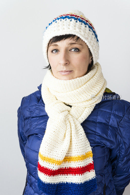 中年妇女冬天的衣服:帽子，围巾，夹克