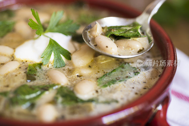 素食菠菜和白豆辣椒特写