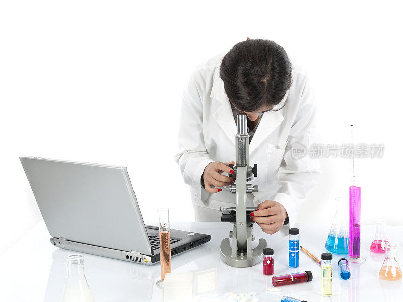 观察显微镜的女性研究员