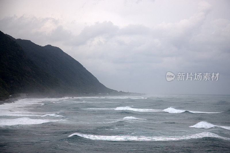 台湾东部海岸线，海浪拍打着台湾的海岸和悬崖