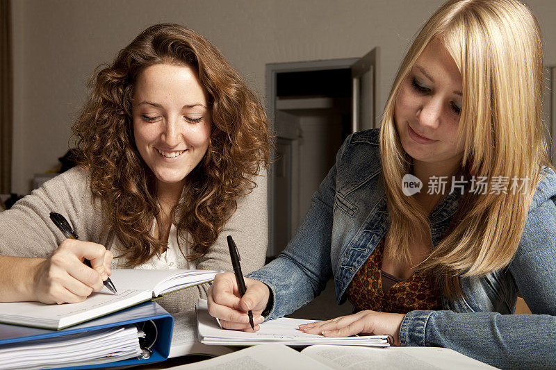 两个女学生在深夜学习