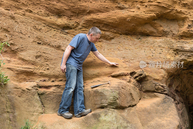 男性地质学家正在研究砂岩