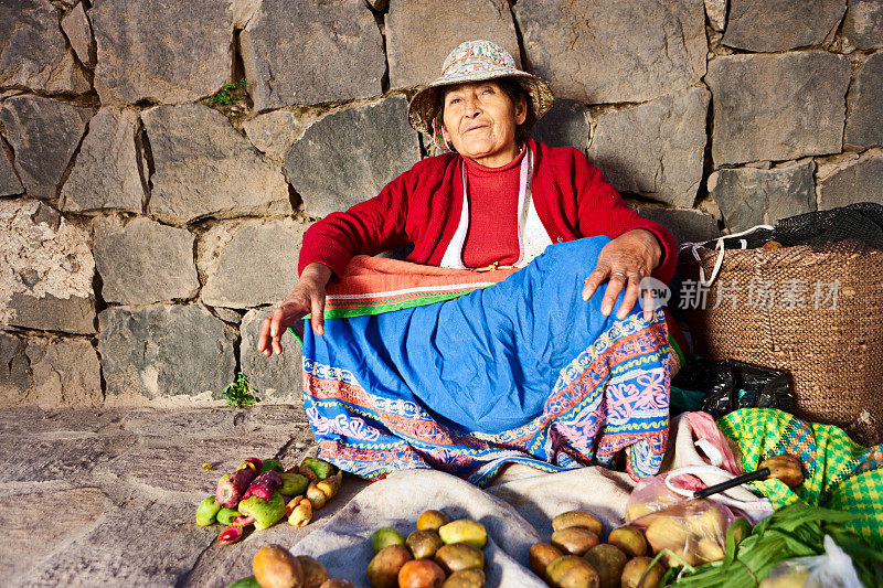 穿着民族服装的秘鲁妇女卖仙人掌水果，Chivay