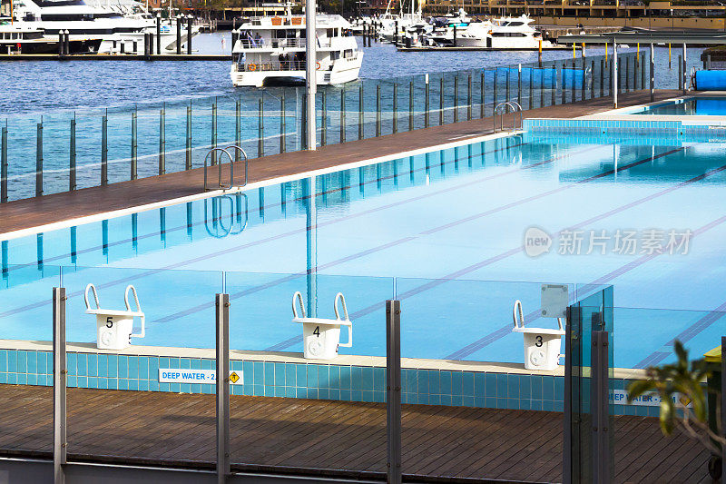 澳大利亚悉尼港口的户外公共游泳池