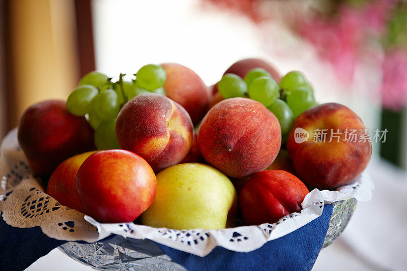 自助餐桌上有新鲜的绿苹果和桃子