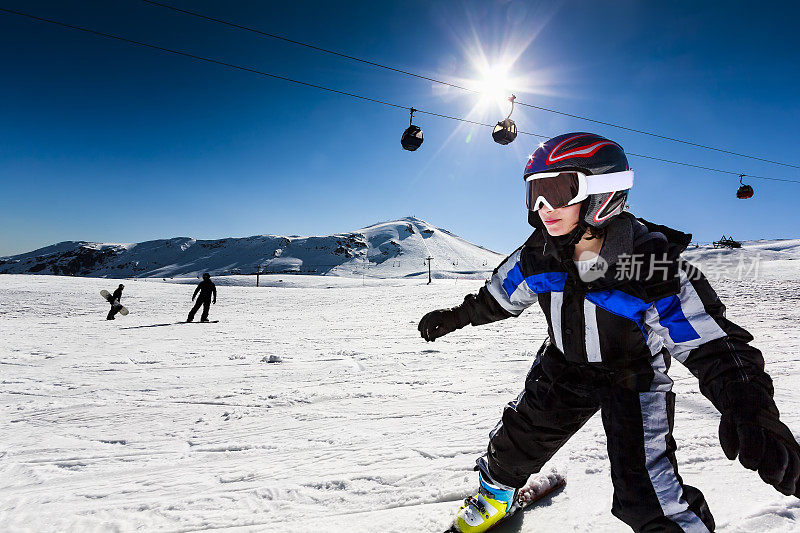 一个阳光明媚的小女孩在滑雪