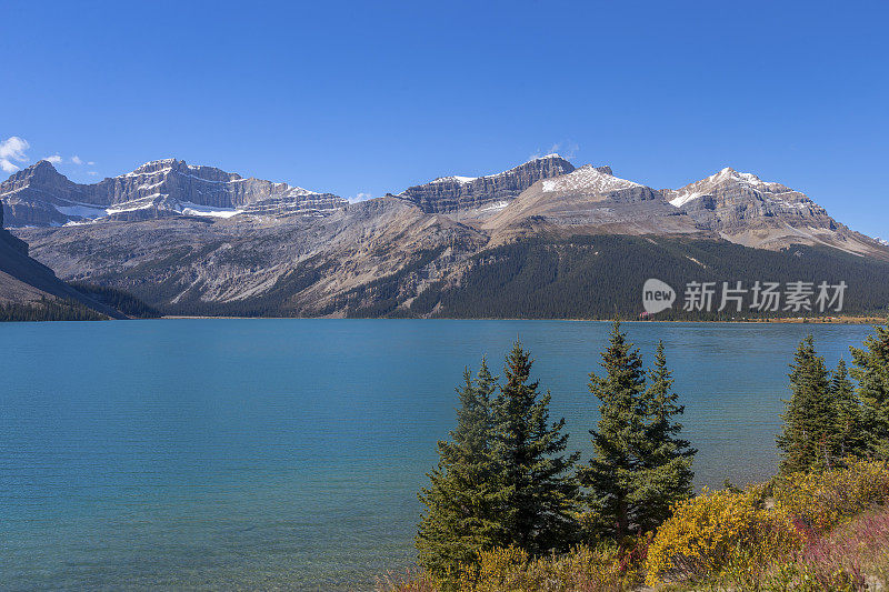 加拿大落基山脉的弓湖