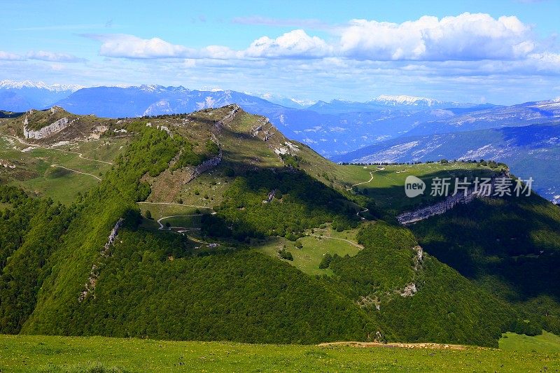 天堂:意大利威尼托，特伦蒂诺，从绿色蒙特巴尔多上方的白云石。