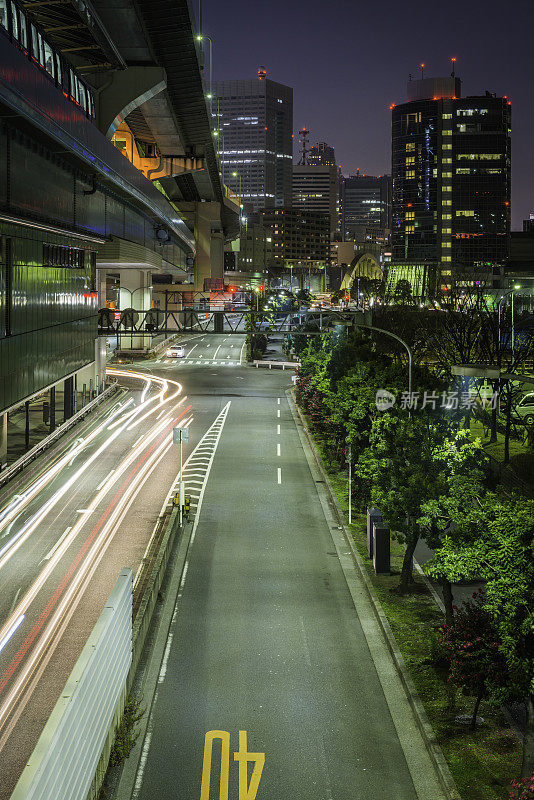 夜晚的东京，高楼大厦的天际线俯瞰着灯火通明的日本公路