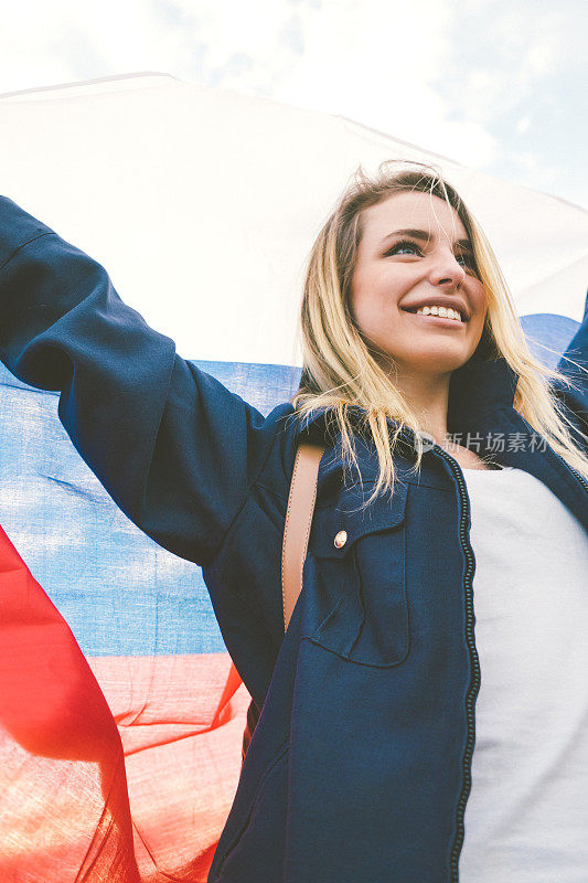 在俄罗斯国旗下欢呼的女人