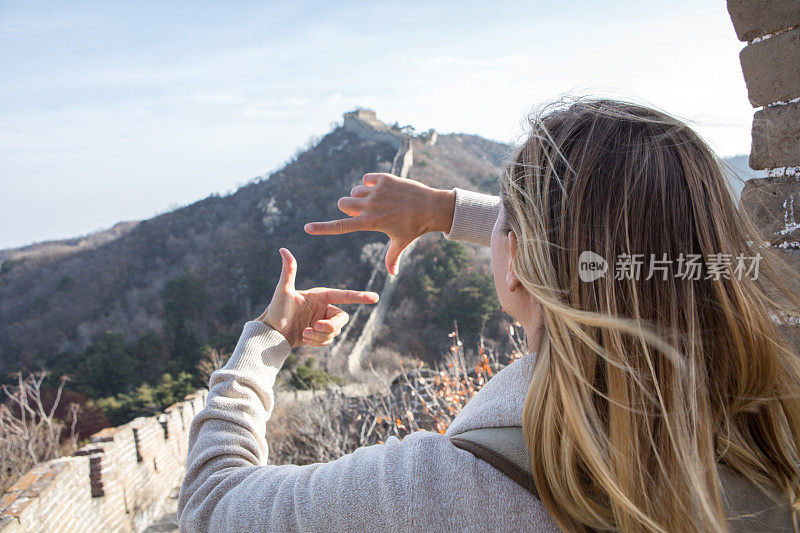 年轻女子用手指框起了中国长城