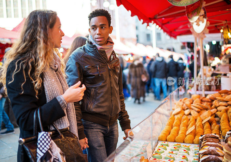 一对年轻夫妇在米兰的圣诞市场
